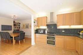 5 bedroom Detached t...